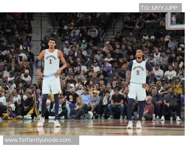 年轻球员激情四溢文班遭双人犯规卡斯尔与米奇争执双双被罚